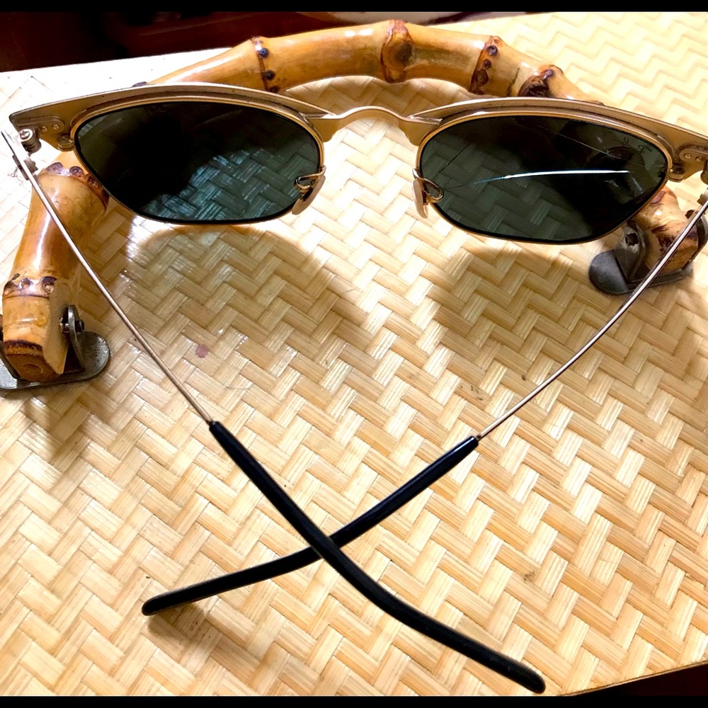 Raybans with the case. Cracked lens but repairable.